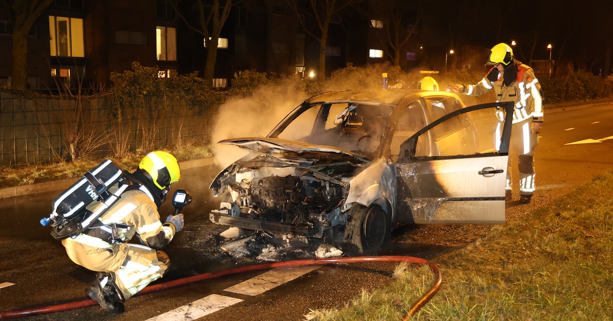 Auto brandt volledig uit in Leiden
