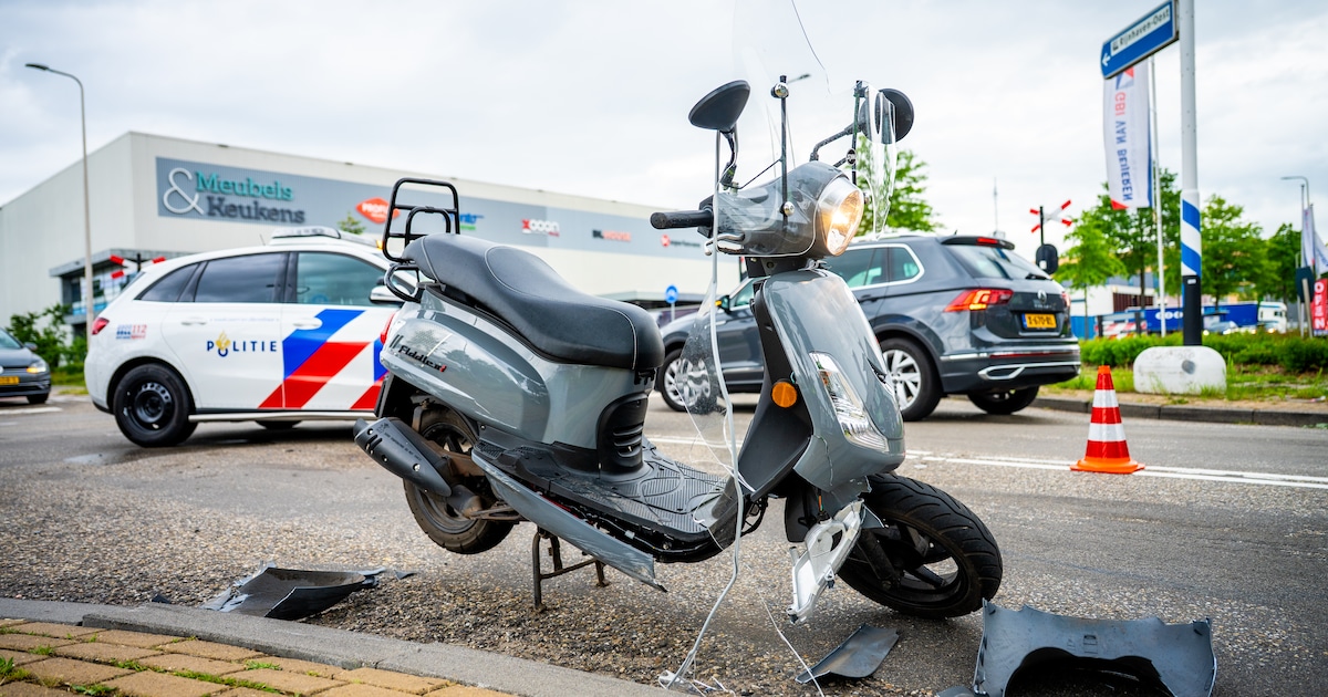 Bestelbus en scooter botsen in Alphen