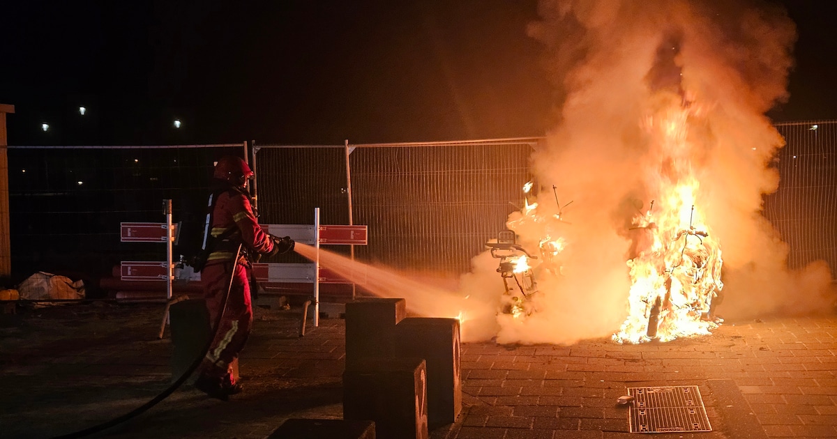 Meerdere voertuigen in brand rond station Groningen