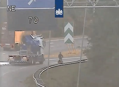 Pech op de A27? Deze bestuurder koos een wel héél opvallende oplossing