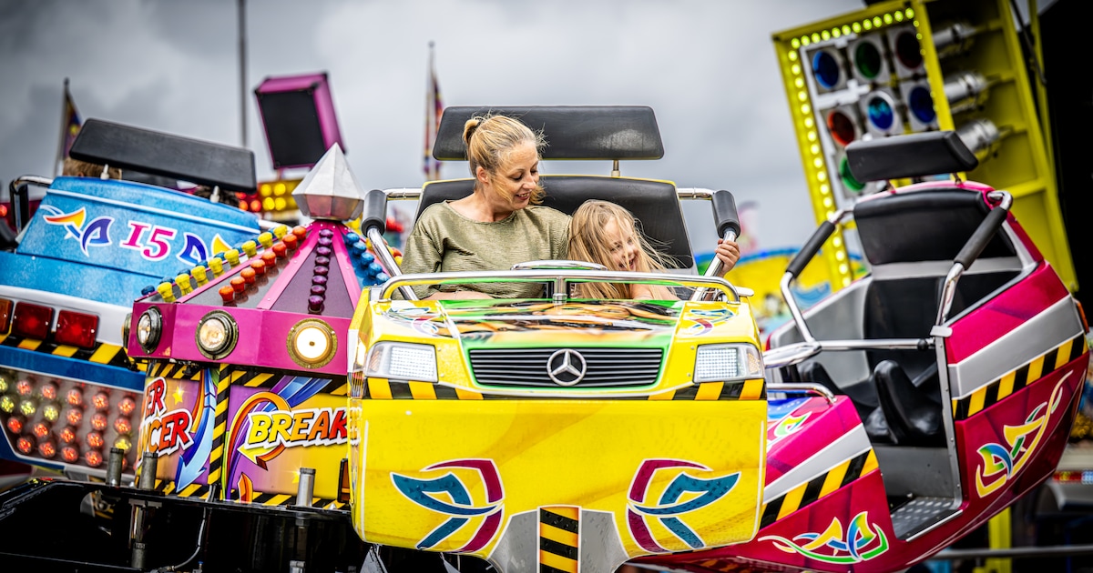 Kermis Ulicoten opent met skydive van SVU Angels