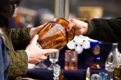 Piet had Annie op de rommelmarkt willen verrassen. Toen ze doos openmaakte, viel haar mond open van 