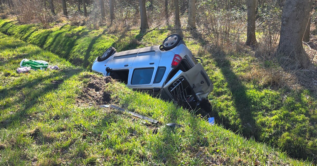 Auto op zijn kop in greppel langs de Drentse Mondenweg in Gasselternijveen