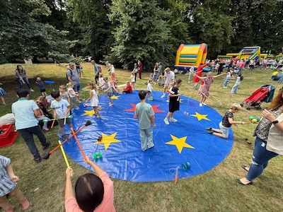 Dubbel feest in Slotpark Oosterhout met springfestijn en buiten bioscoop