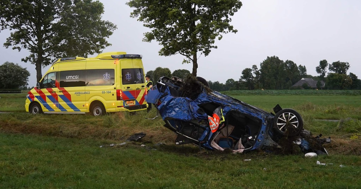 Auto belandt op zijn kop langs de weg in Hooghalen
