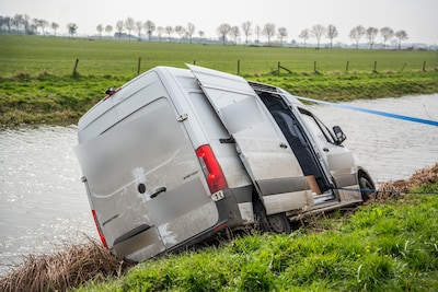 Bus vol pakketjes dreigt weg te drijven in rivier in Giesbeek