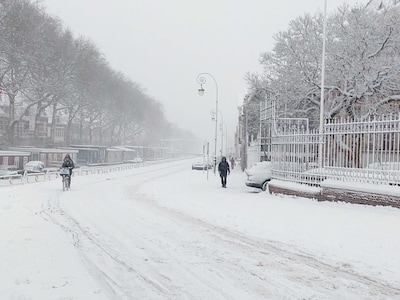 Veel scholen blijven dicht, voorlopig geen bussen en problemen op het spoor nemen toe