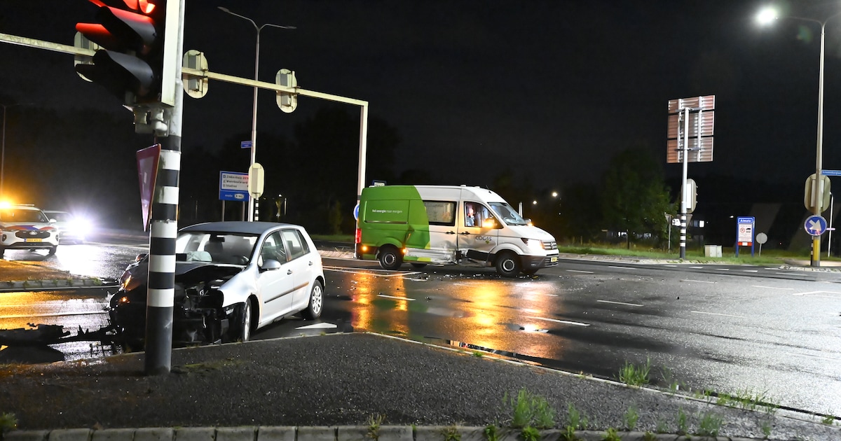 Auto en busje knallen op elkaar op kruising in Almelo