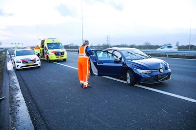 Politie onderzoekt aanrijding tussen auto en vrachtwagen op A1 bij Apeldoorn