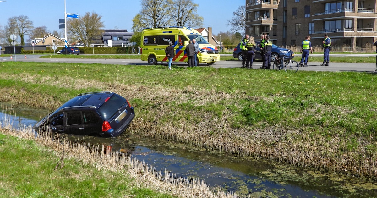 Auto belandt in sloot na botsing in Franeker