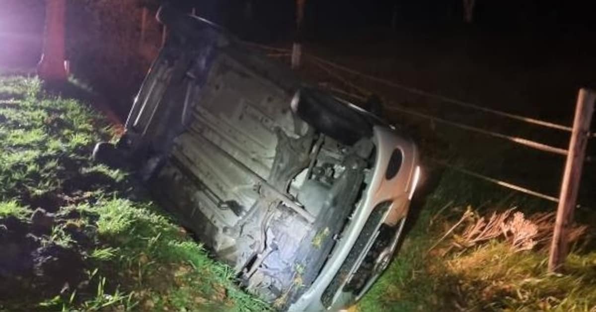 Automobilist (18) vliegt uit bocht en belandt in sloot in Rijen