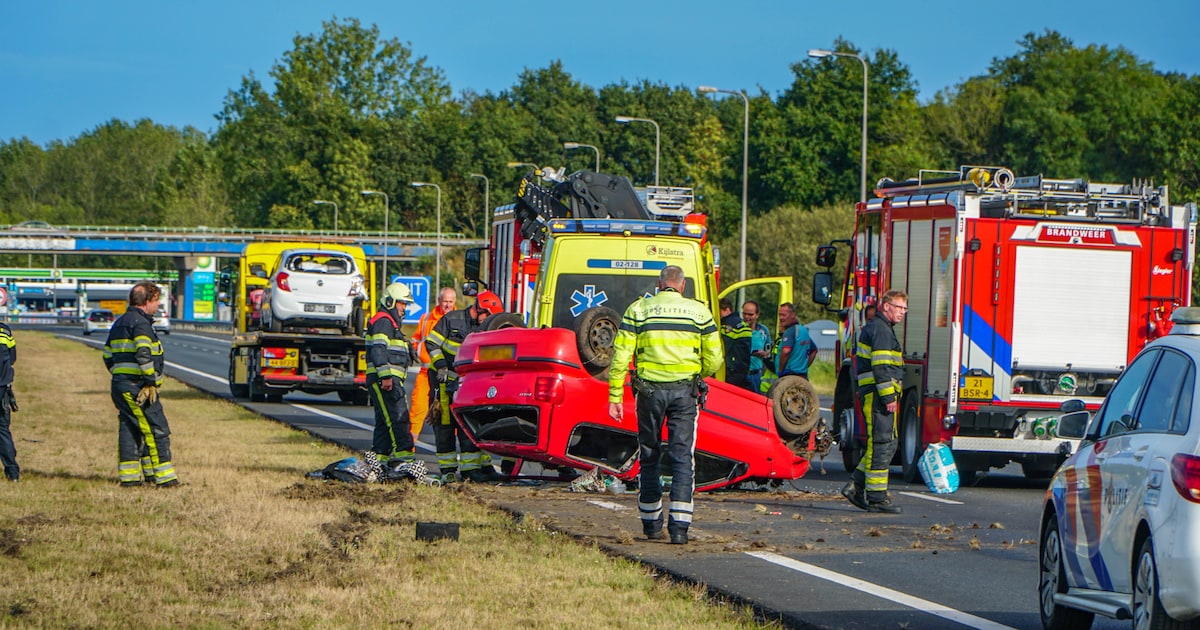 Auto op de kop na ongeval op A7 bij Haskerhorne