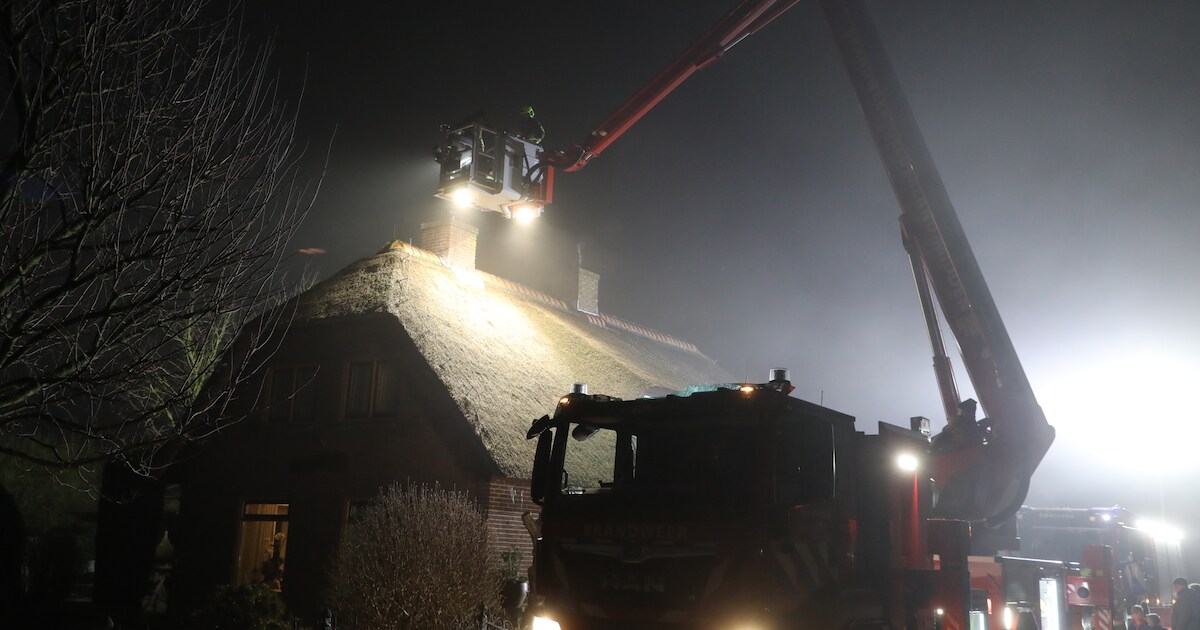 Brandweer uit voorzorg groots ingezet voor brand in schoorsteen van rietgedekte woning in Ederveen