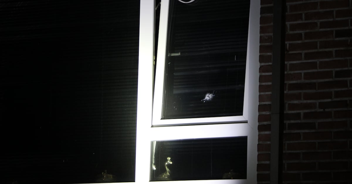 Woning beschoten aan de Pieter Stuyvesantweg in Leeuwarden: kogelgaten in ramen