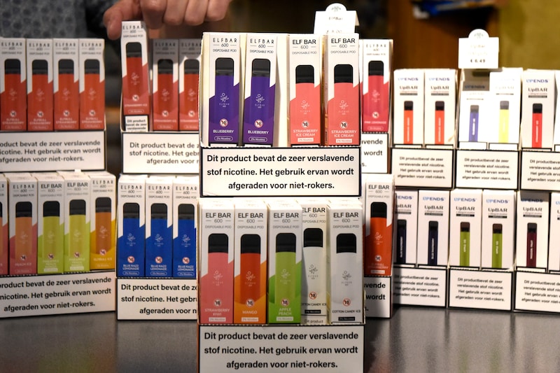 Verslavende fruitvapes zijn verboden, maar dat deert winkeliers niet:  'Welke smaak wil je?' | Nieuws | AD.nl