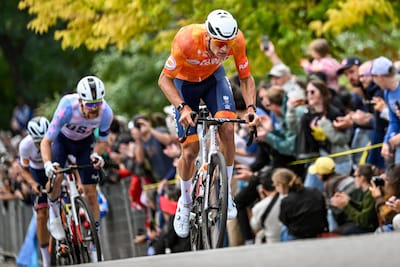 Van der Poel valt nogmaals aan en heeft alleen Roglic en Simmons bij zich, Belgen in problemen