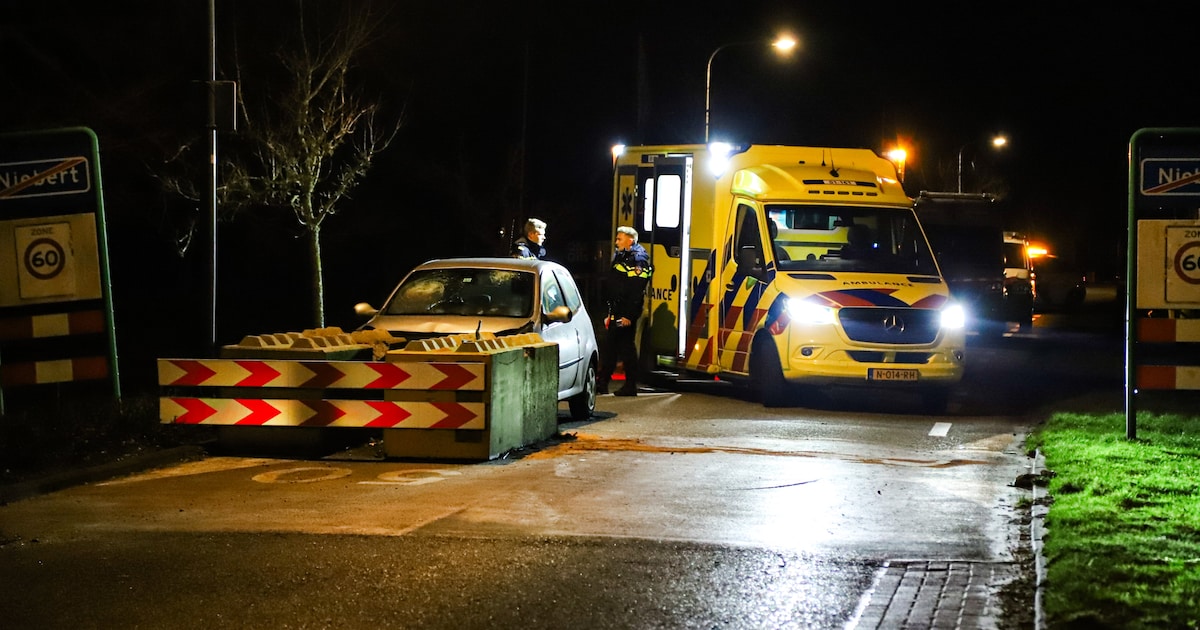 Auto botst frontaal op betonblok op Molenweg in Niebert