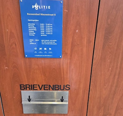 Agent ziet hoe 40-jarige Roosendaler in brievenbus politiebureau plast: ‘We hadden onze handen vol’