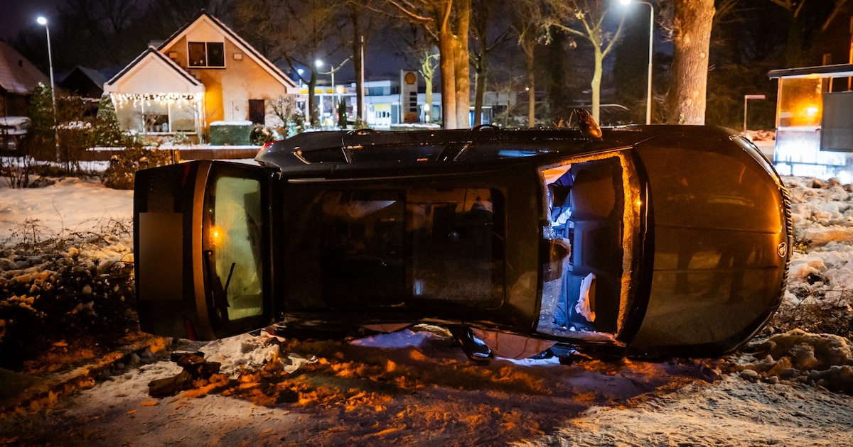 Automobilist slaat over de kop en crasht na politieachtervolging