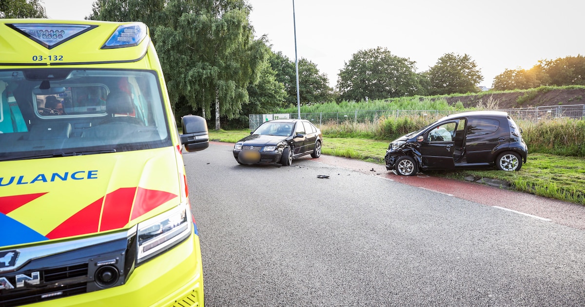 Automobilist slaat op de vlucht na frontale botsing in Emmen