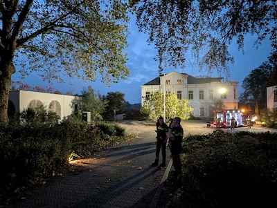 Woningbrand op landgoed Klingelbeek in Arnhem, bewoners in pyjama buiten