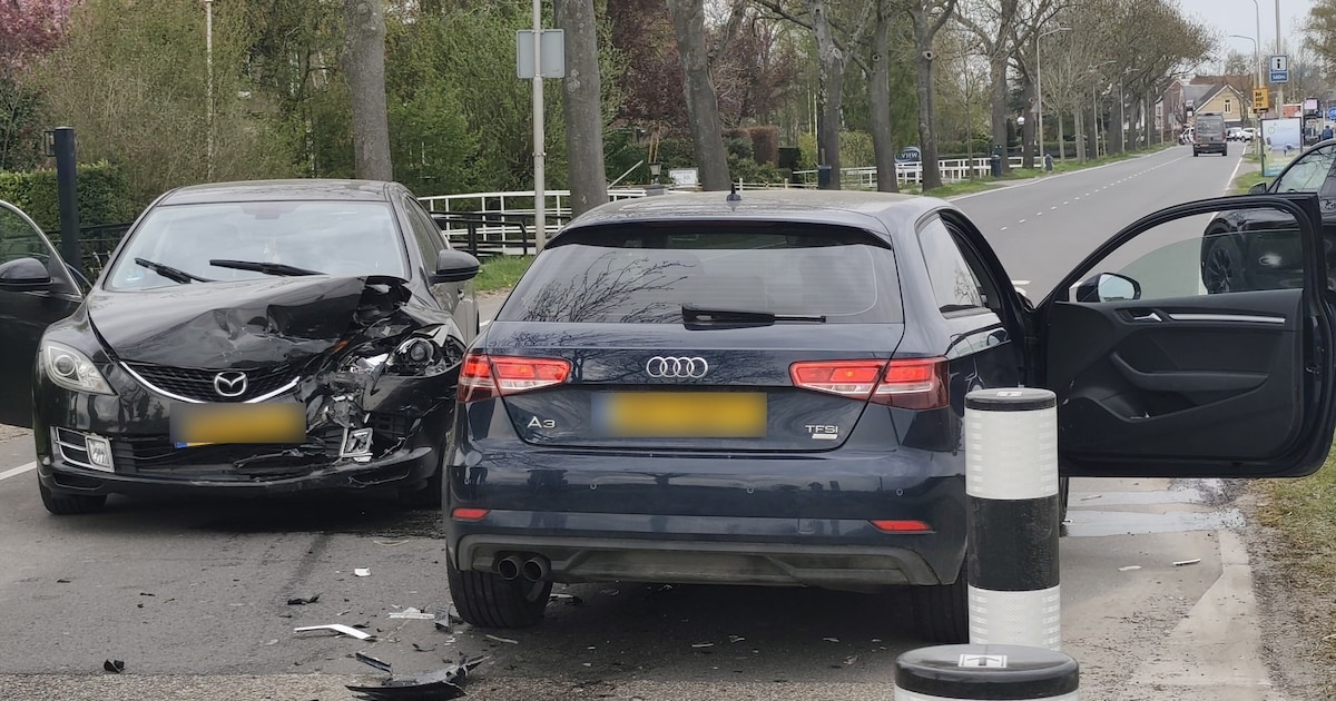 Auto's in de kreukels na botsing bij wegversmalling in Klaaswaal