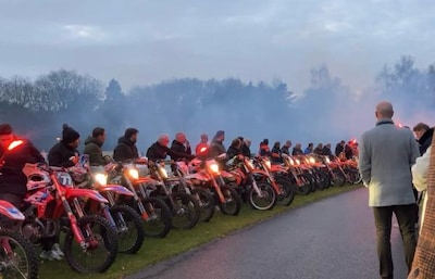 Indrukkend (en luidruchtig) afscheid van motorcrosser Martin (42)