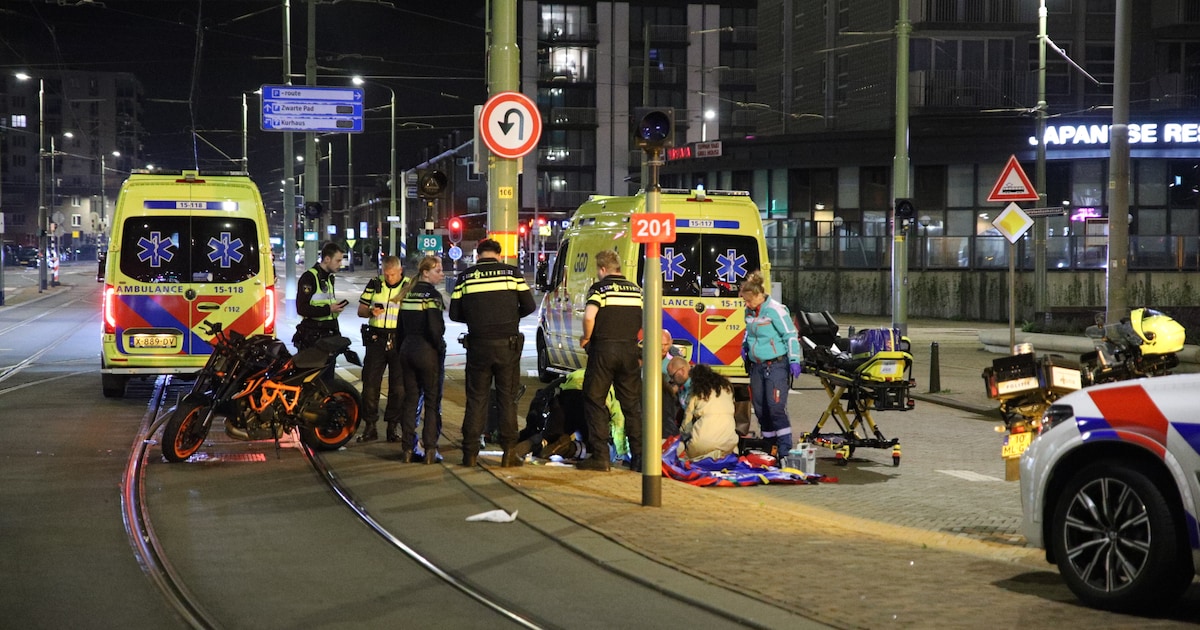 Motorrijder zwaargewond na botsing tegen paal in Scheveningen, traumahelikopter landt op strand