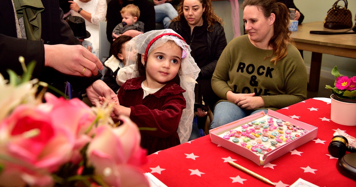 Peuters stappen in het huwelijksbootje bij ludieke Valentijnsbruiloft in Gouda