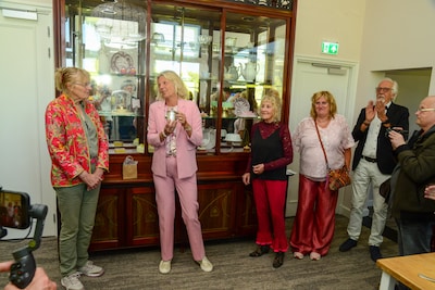 Historisch Krul-meubilair onthuld in Villa Ockenburgh: ‘De vitrinekast is zó groot’