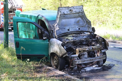 Bestelbus in Veenendaal verwoest door brand onder motorkap