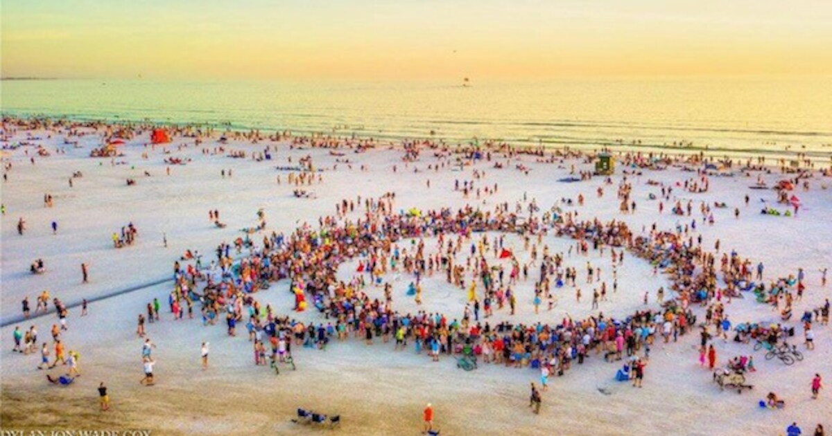 Wie zondag het strand bij Ter Heijde bezoekt, kan getuige zijn van een drumcirkel