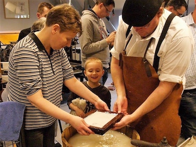 Zelf een vel papier maken en bedrukken in Drukkerij Museum in Etten-Leur