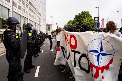 Activisten lijnrecht tegenover agenten bij Maersk-hoofdkantoor, ook havenspoorlijn geblokkeerd