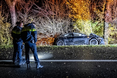 Tesla crasht bij afrit van A326 bij Wijchen
