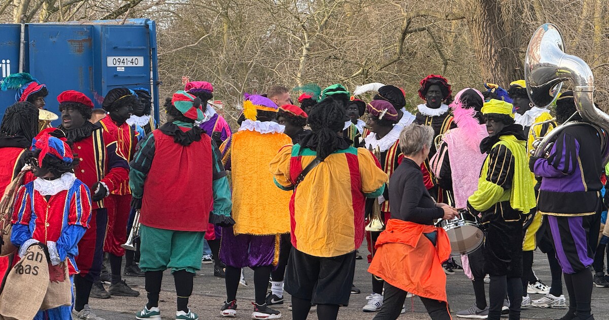 Tientallen zwarte pieten bij samenkomst in Duindorp, tocht door Den Haag verloopt zonder ongeregeldh