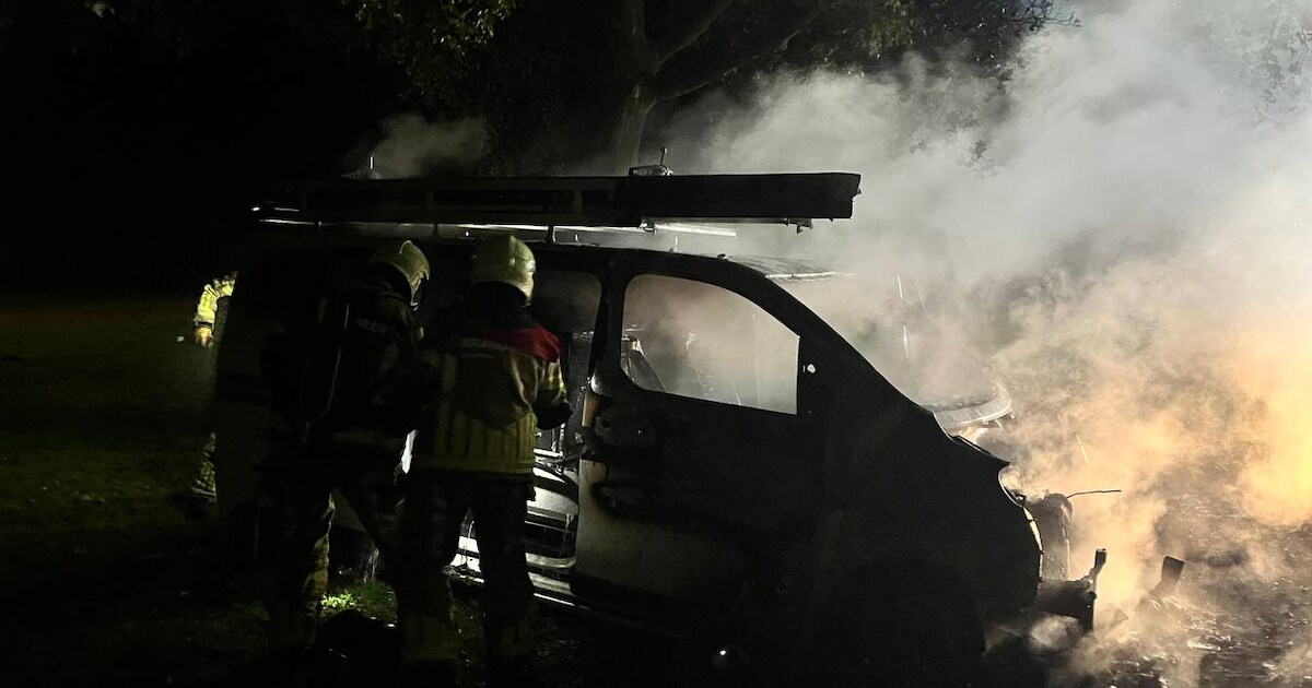 Midden in de nacht vliegt een bedrijfsbusje in brand in Lutten