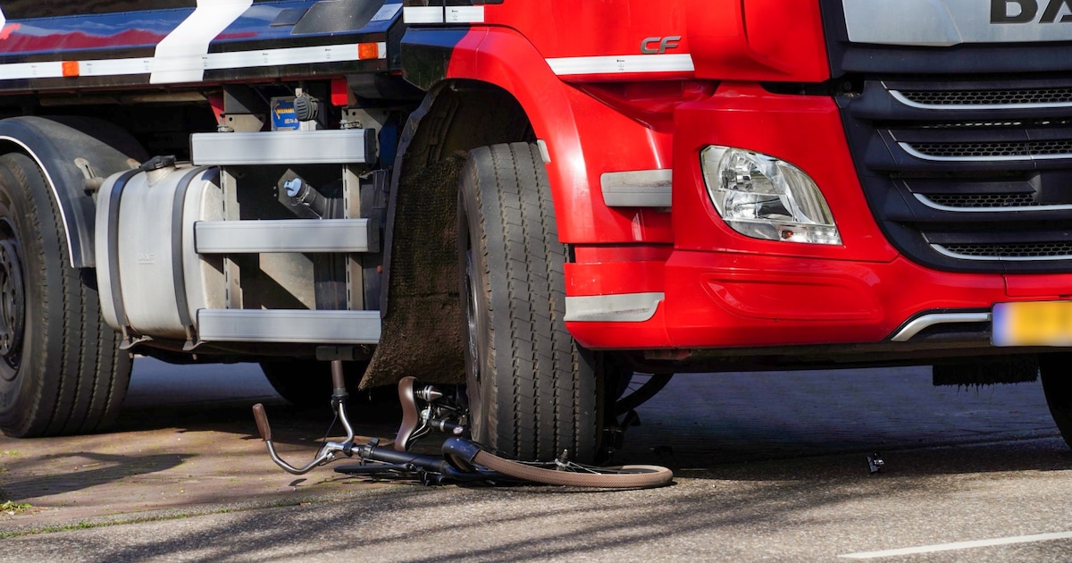 Ongeluk met vrachtwagen en fietser in Heesch, straat tijdelijk afgesloten