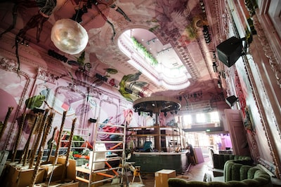 Eerst bijna gestript, nu veel paars en groen: Café Thomas pompt één miljoen in een ‘vette update’