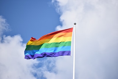 Regenboogvlag wordt gehesen voor Coming Out Day, maar niet op zondag