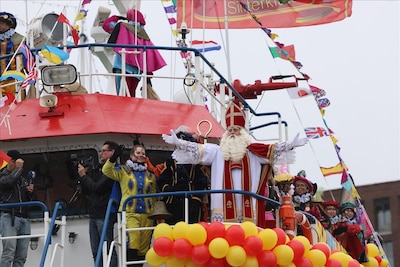 Foto's: Sinterklaas en Pieten komen aan op Scheveningen
