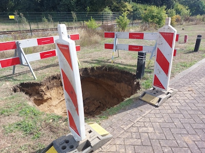 Arn ziet een groene oase in een verdorde berm en hoort ‘met enige kracht’ wat borrelen