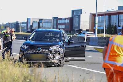 Auto crasht tegen vangrail op A12 bij Ede