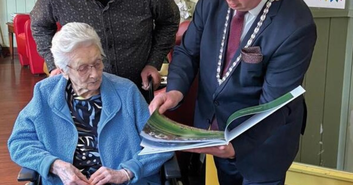 Burgemeester bezoekt 100-jarige mevrouw van Tol in Nieuwerkerk