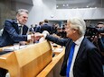 Premier Dick Schoof en Geert Wilders (PVV) tijdens het debat over de begroting voor volgend jaar.
