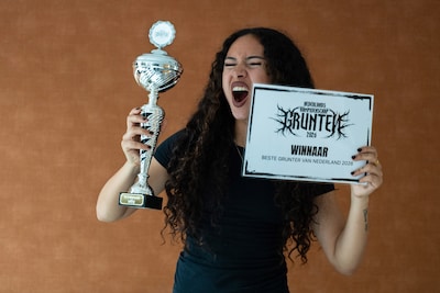 Phoenix (18) uit Gouda wint als eerste vrouw ooit het NK Grunten: ‘Ik dacht, dat wil ik ook kunnen’