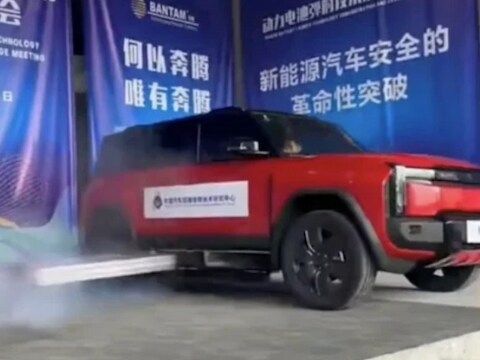 Hilariteit door video van Chinese auto: SUV lanceert accu met volle kracht uit de zijkant