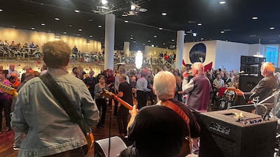 Het piept en kraakt, maar ze krijgen nog steeds de boel aan het dansen, Back to the Sixties voor het