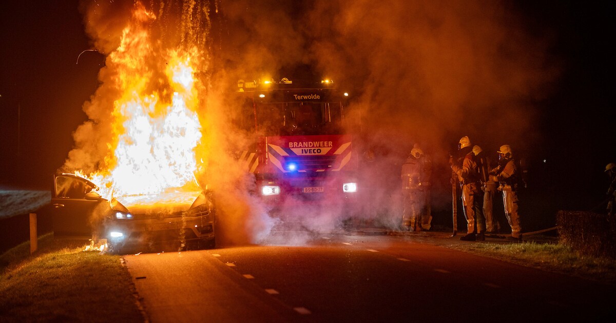 Enorme rookwolken na autobrand op dijk tussen Terwolde en Deventer
