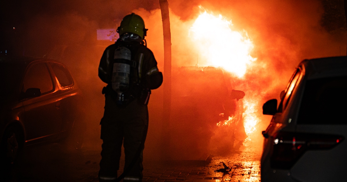 Björn (26) parkeert noodgedwongen paar straten verderop bij vriendin, uren later staat auto in brand